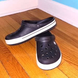 Crocs Black White Band Classics Unisex sz. 10 (W) 8 (M)
